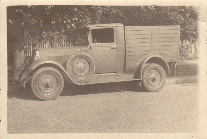 Das alte Lieferauto der Fleischerei, Framo genannt. Ein Auto mit Ladefläche und großer Motorhaube. Historisches Foto in schwarz-weiß.