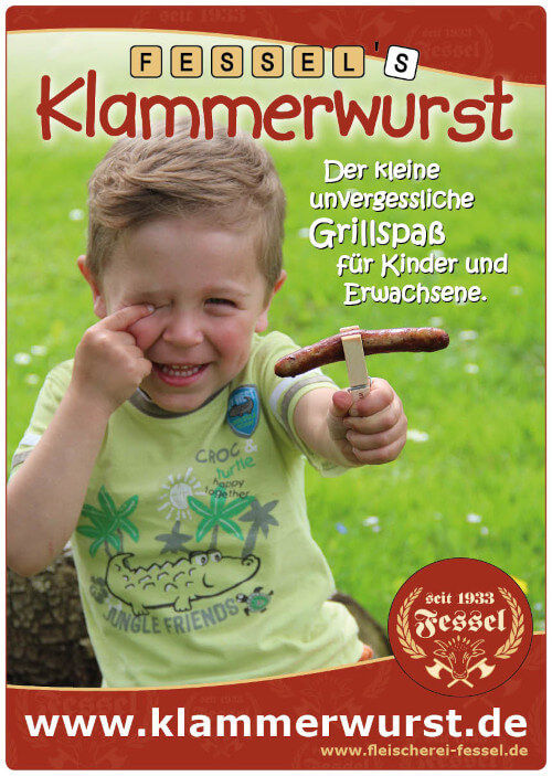 Plakat für die Klammerwurst. Kleiner Junge im Grünen. In der Hand eine Holzklammer mit einer gebratenen Klammerwurst.