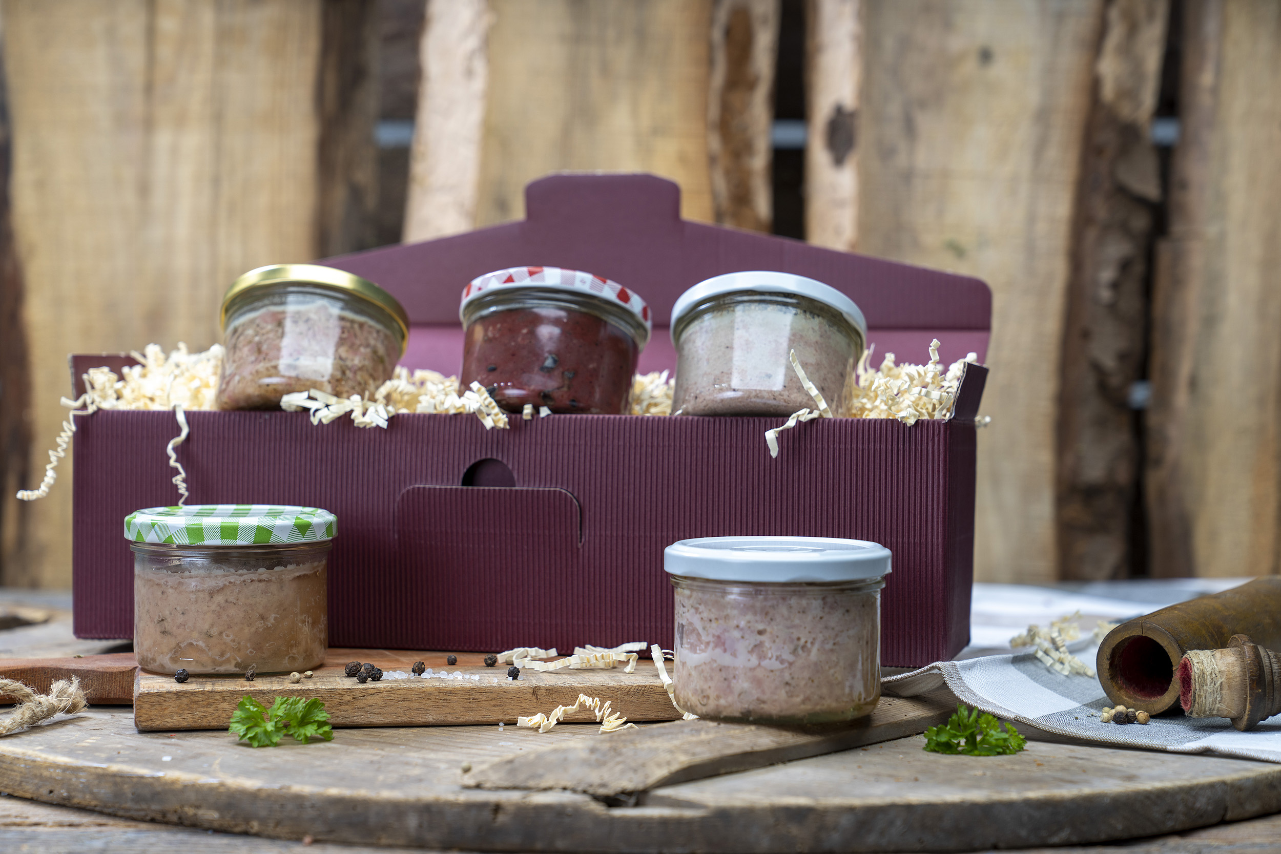 Geschenkkarton mit fünf verschiedenen Konservengläsern der Fleischerei Fessel.