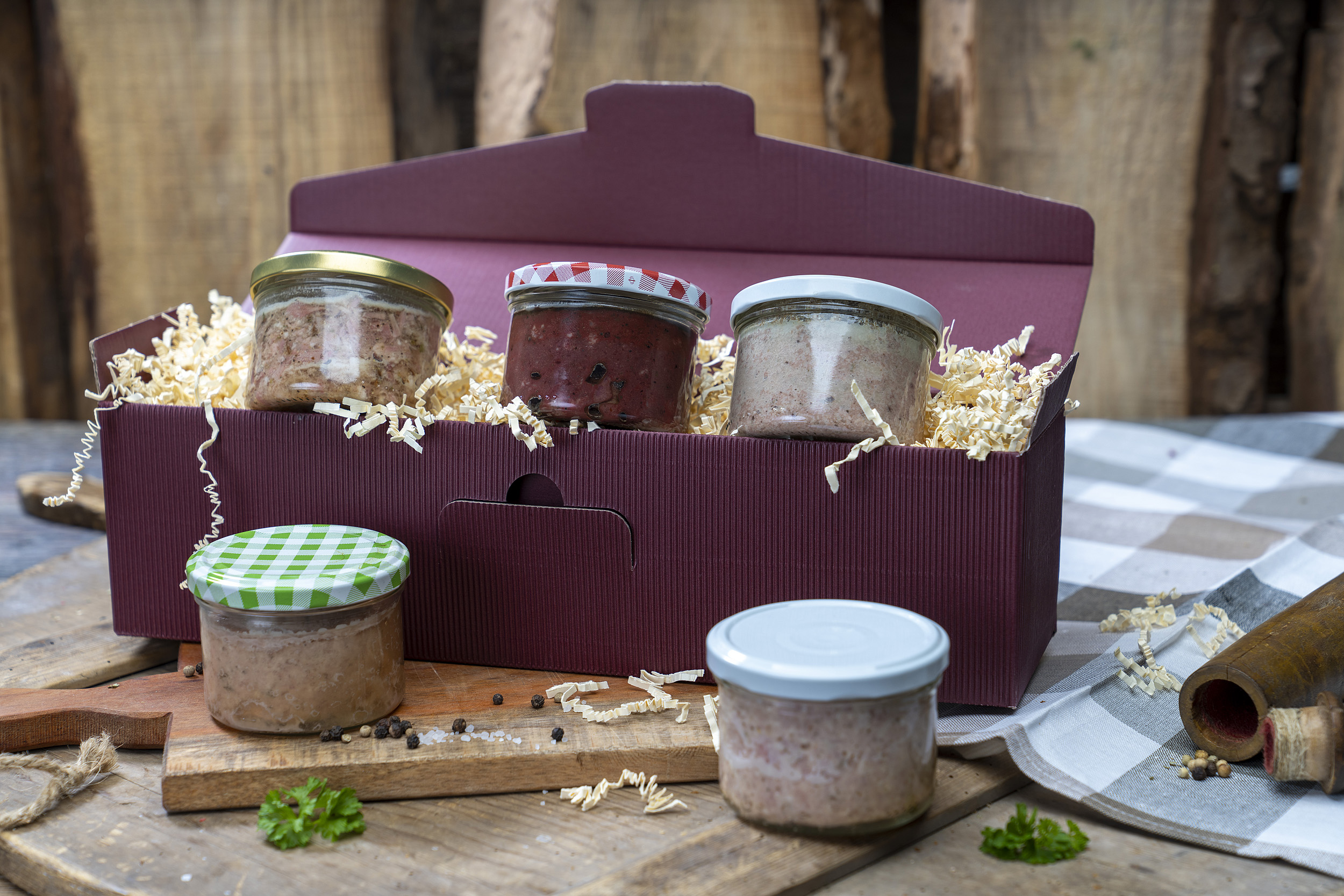 Geschenkkarton mit fünf verschiedenen Konservengläsern der Fleischerei Fessel.