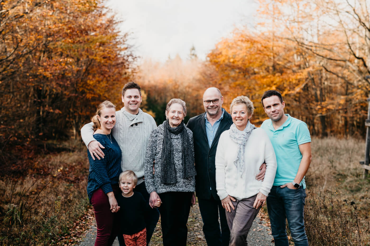 Die ganze Familie Fessel in vier Generationenauf einem Waldweg. Neben Hendrik und Olga Fessel mit Leo stehen Oma Lieschen, Erwin und Bettina Fessel und Christoph.