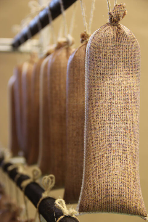 An einem Stock hinterander Fessels Echte Nordhäuser Kornsalami.