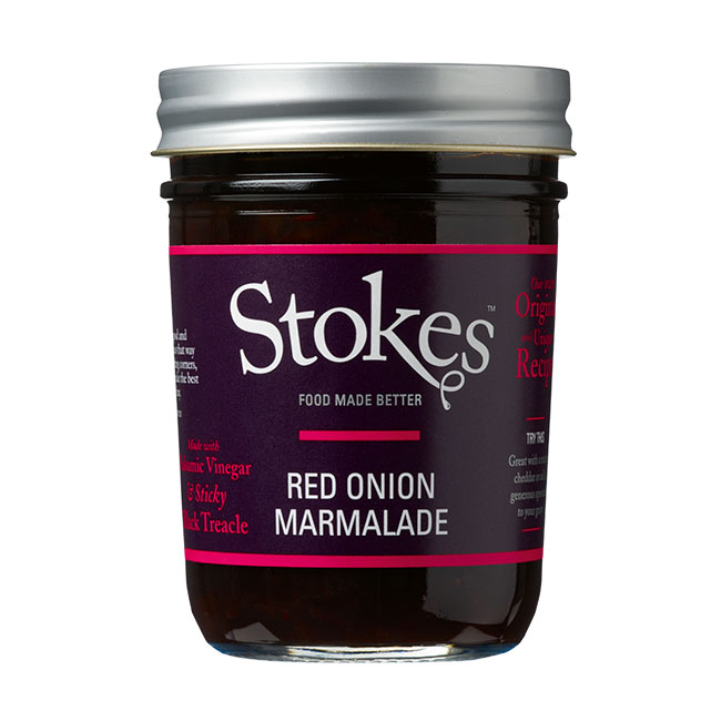 Ein Glas Red Onion Marmelade der Marke Stokes. Silberner Deckel und lila-pinkes Ettiket.