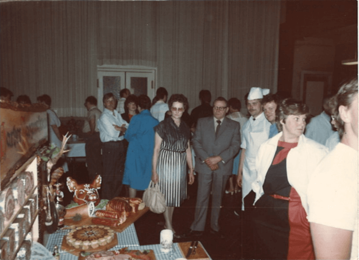 Ein Saal voller Menschen. Im Vordergrund ein Tisch mit vielen Fleischprodukten. Sie sind Teil von Erwin Fessels Meisterstück.