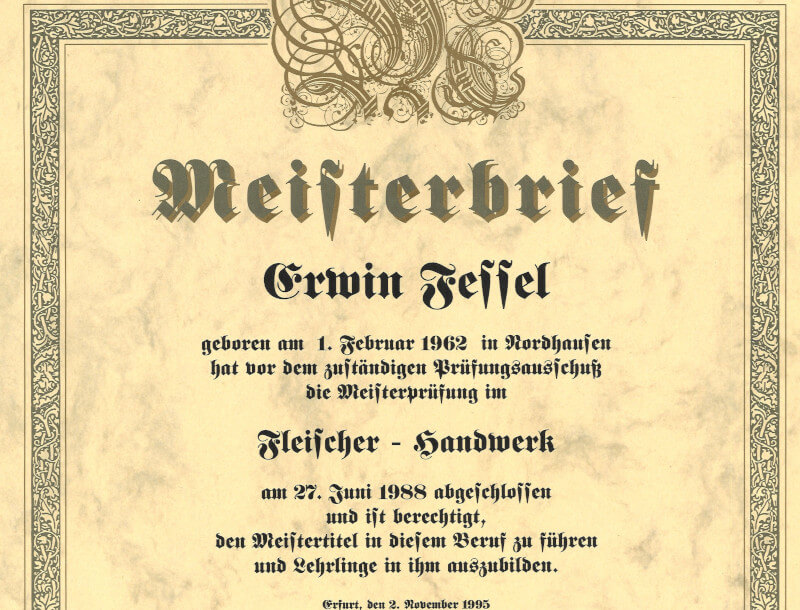 Eine Urkunde zeigt Erwin Fessels Meisterstück. Er bekam diesen am 2. November 1995.