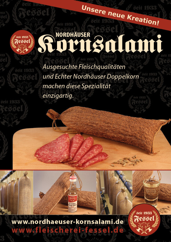 Schwarzes Plakat für die Kornsalami. Verschiedene Bilder der Salami und der rote Logo der Fleischerei.