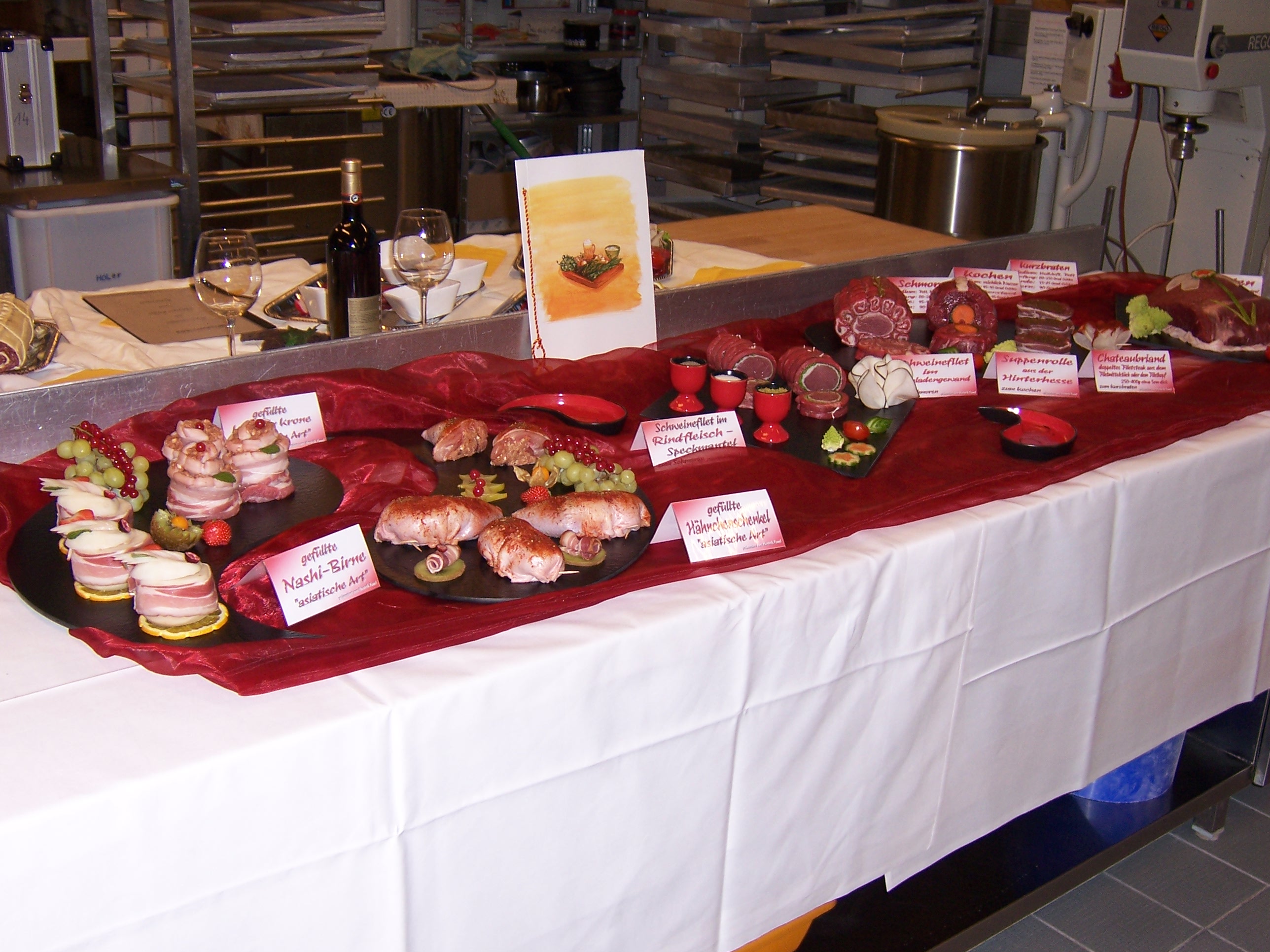 Auf einem Tisch liegen die Produkte von Hendriks Meisterstück.