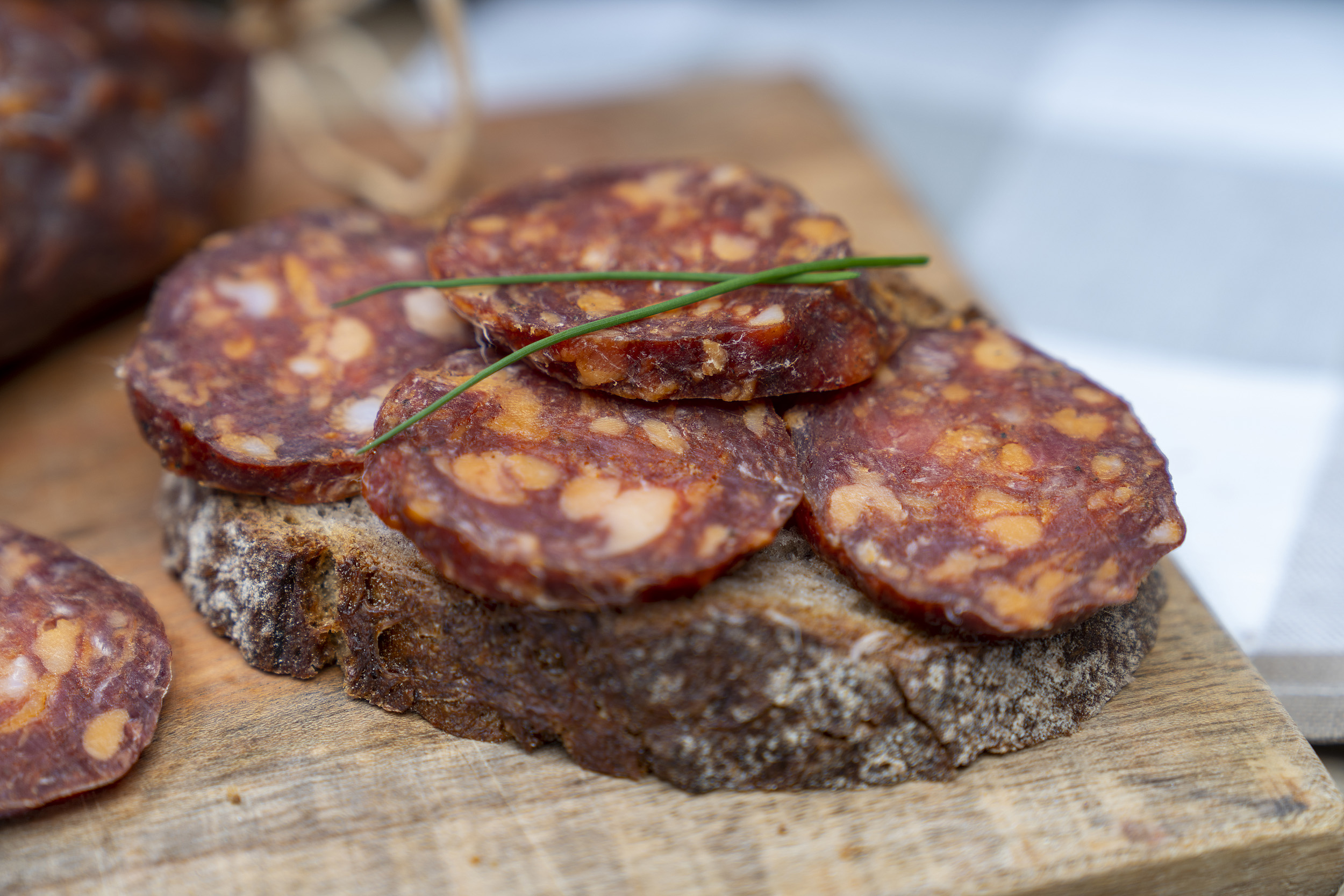 Eine Scheibe Brot mit einigen Scheiben Ungarische Salami.